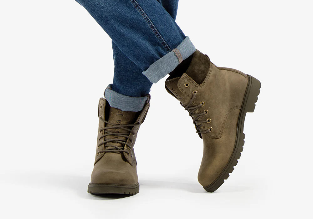 Looks con botas verdes para hombre: salirse de lo clásico