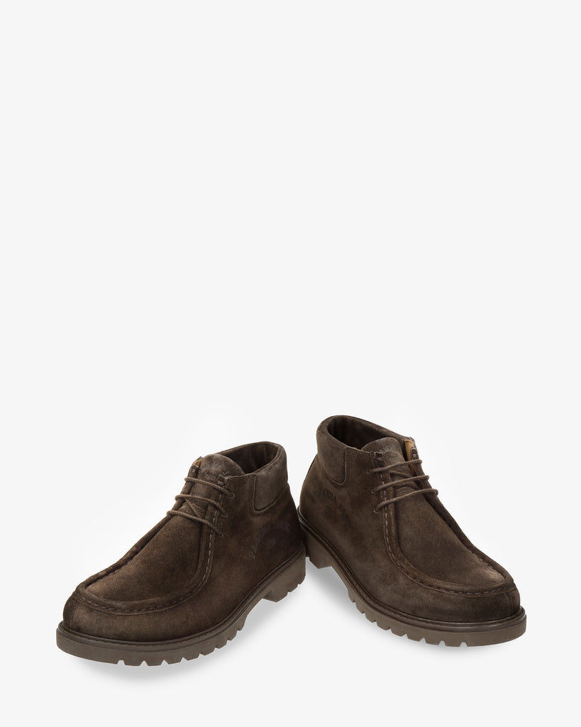 Beker botín de piel con forro interior de piel. marron