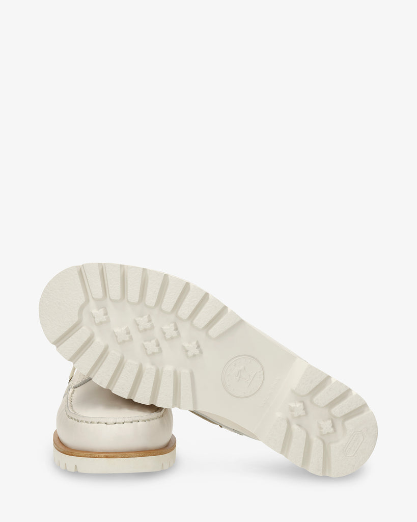 Boat náutico de piel con forro interior de piel. crudo