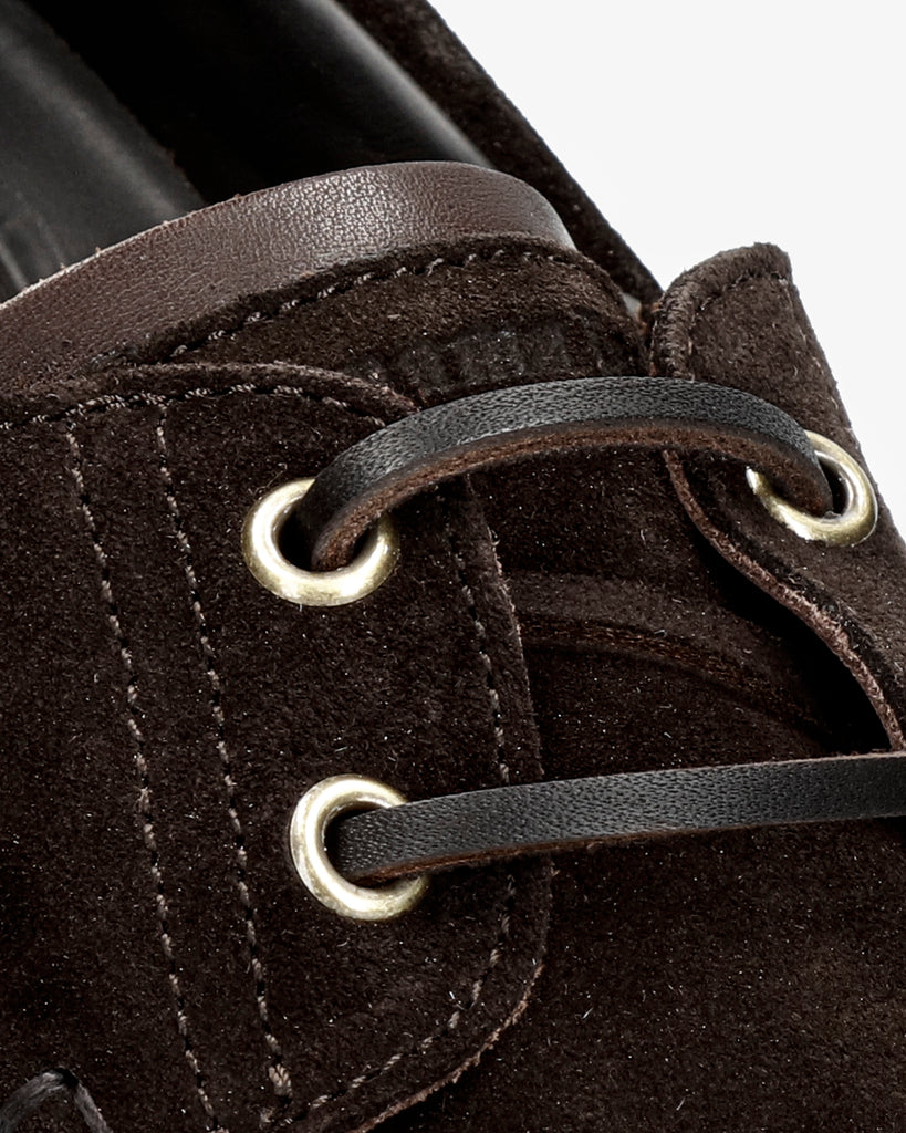 Boat náutico de piel con forro interior de piel. marron