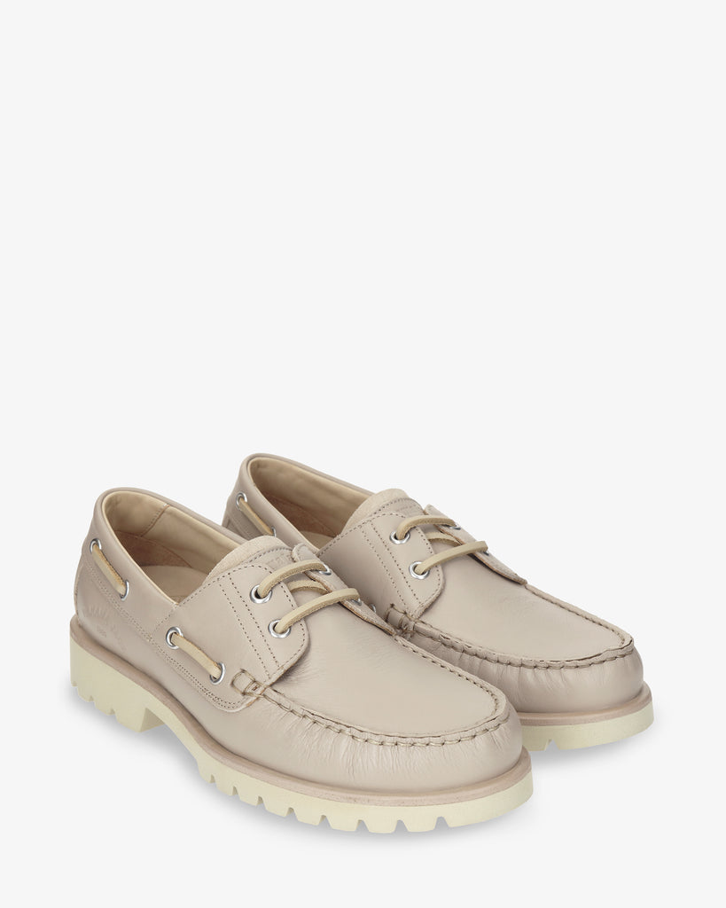 Boat náutico de piel con forro interior de piel. taupe