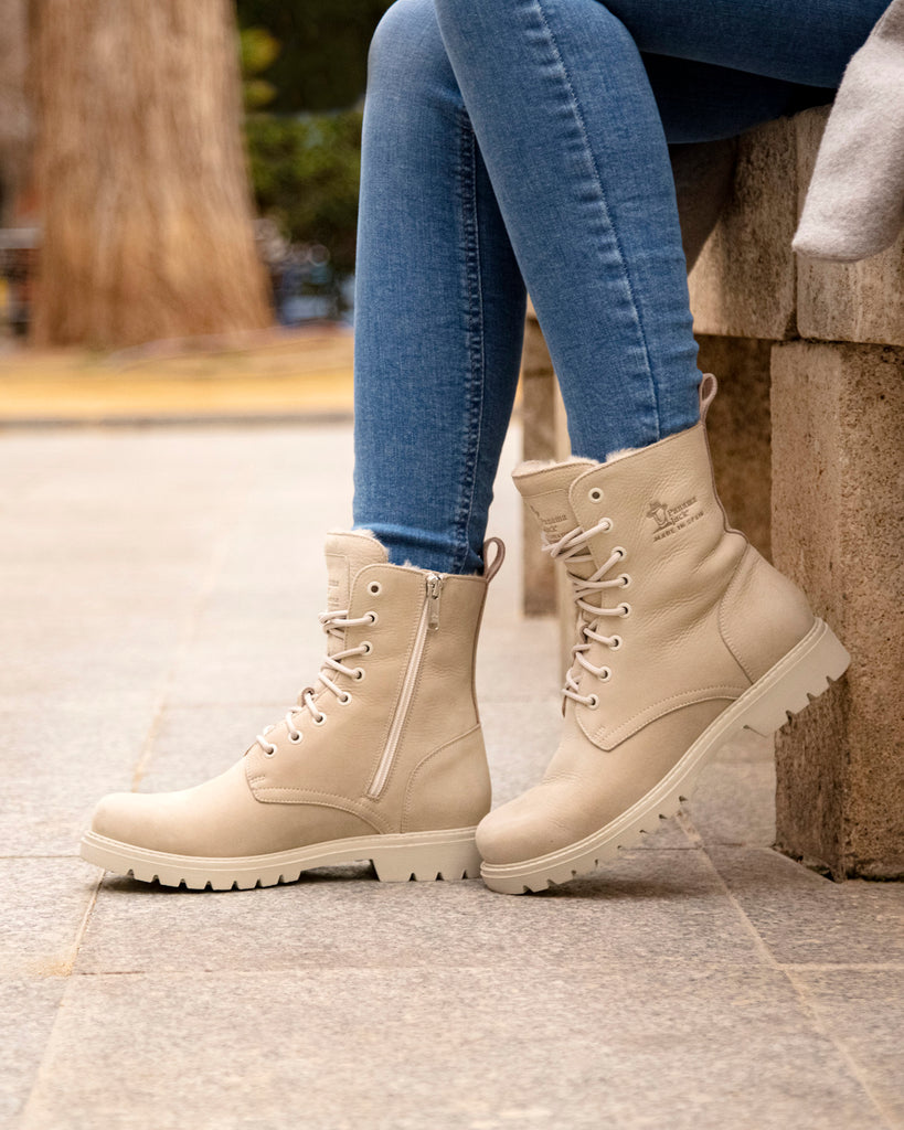 Frisia botas de piel con forro interior de pelo. crudo