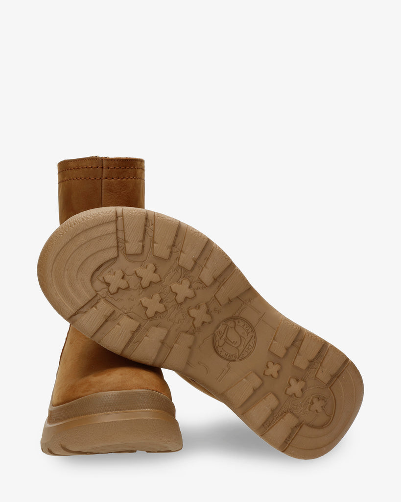 Hebe botas de piel con forro interior de pelo. cuero