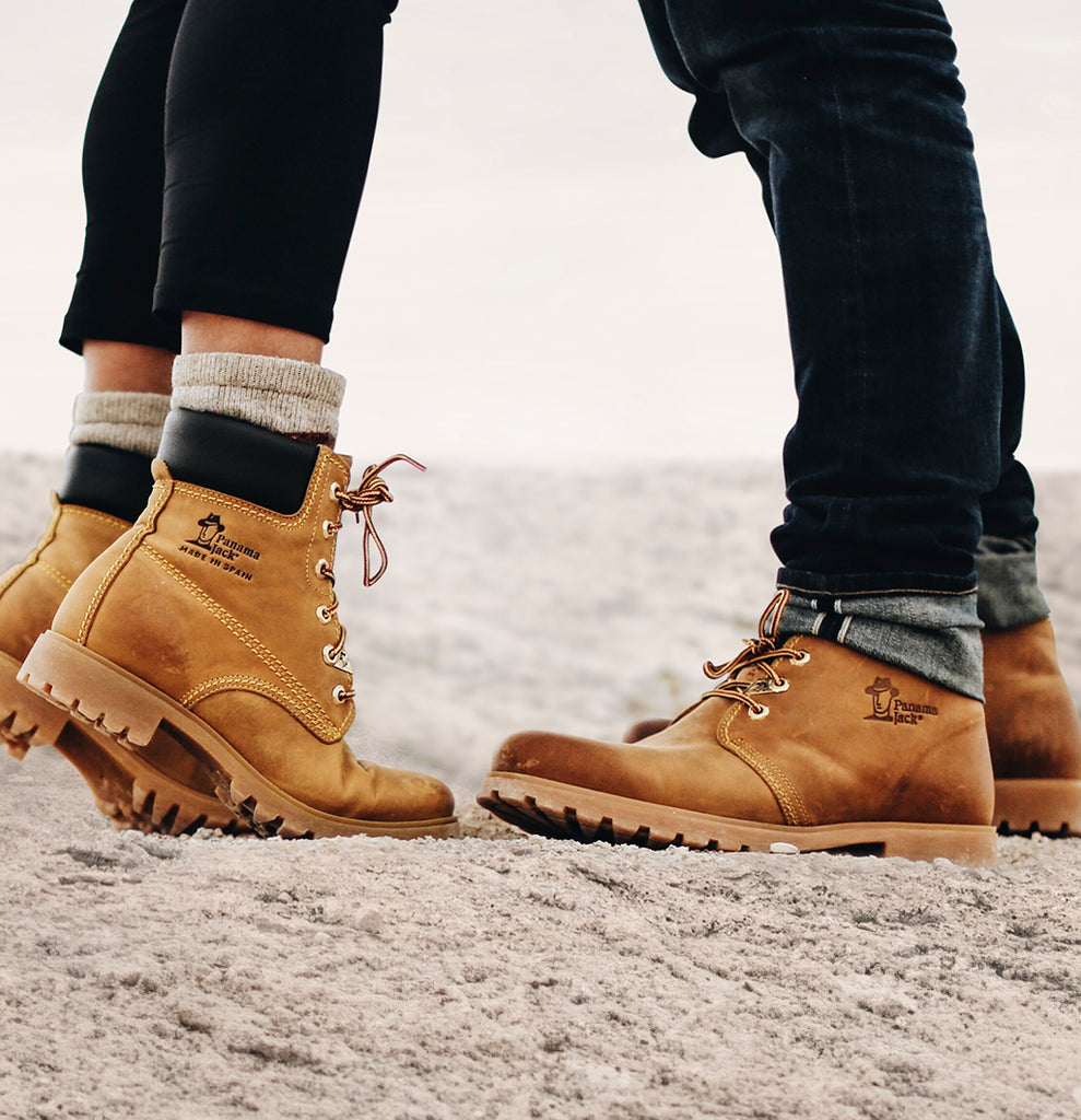 Primer plano de las botas de una pareja besandose