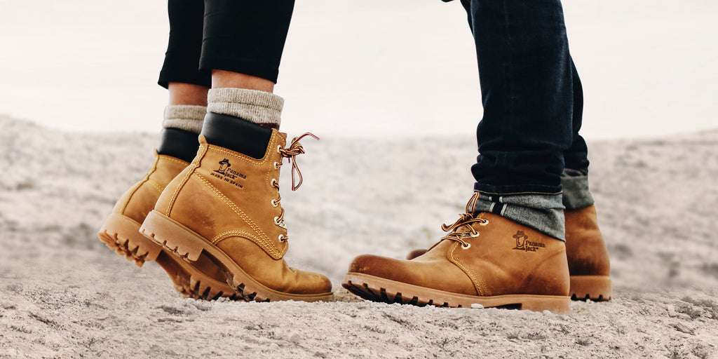 Primer plano de las botas de una pareja besandose